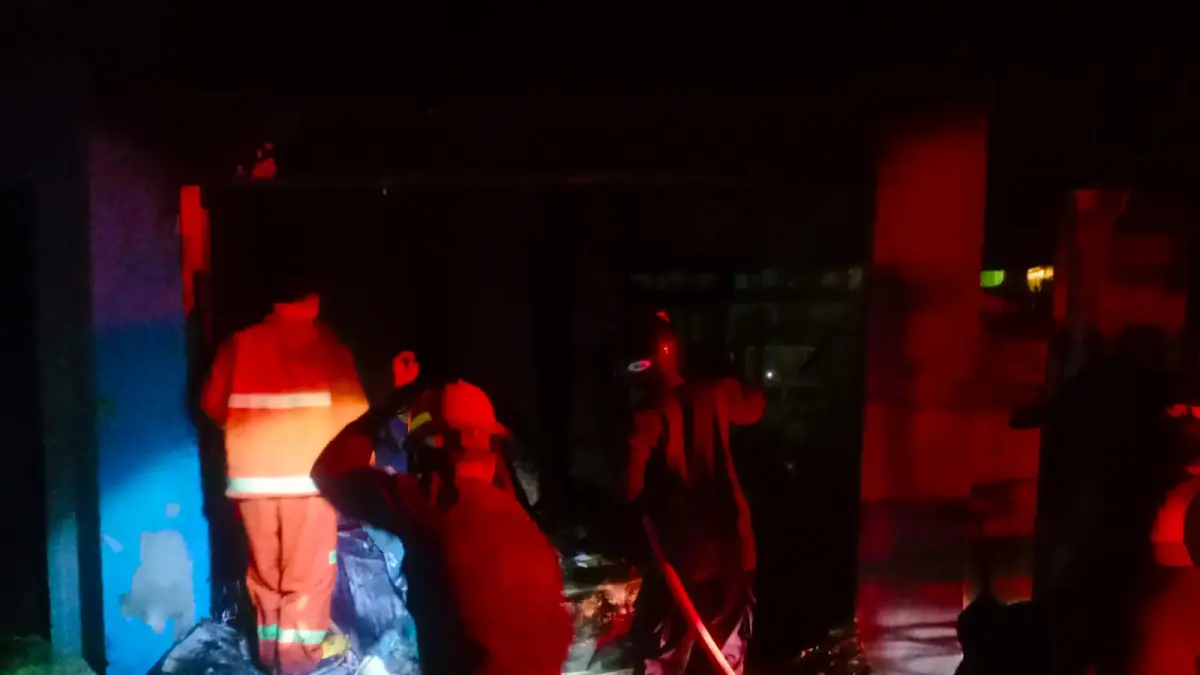 BERJIBAKU: Personel pemadam kebakaran berusaha memadamkan api yang melahap sebuah rumah di Kletek, Taman, Sidoarjo.&nbsp;