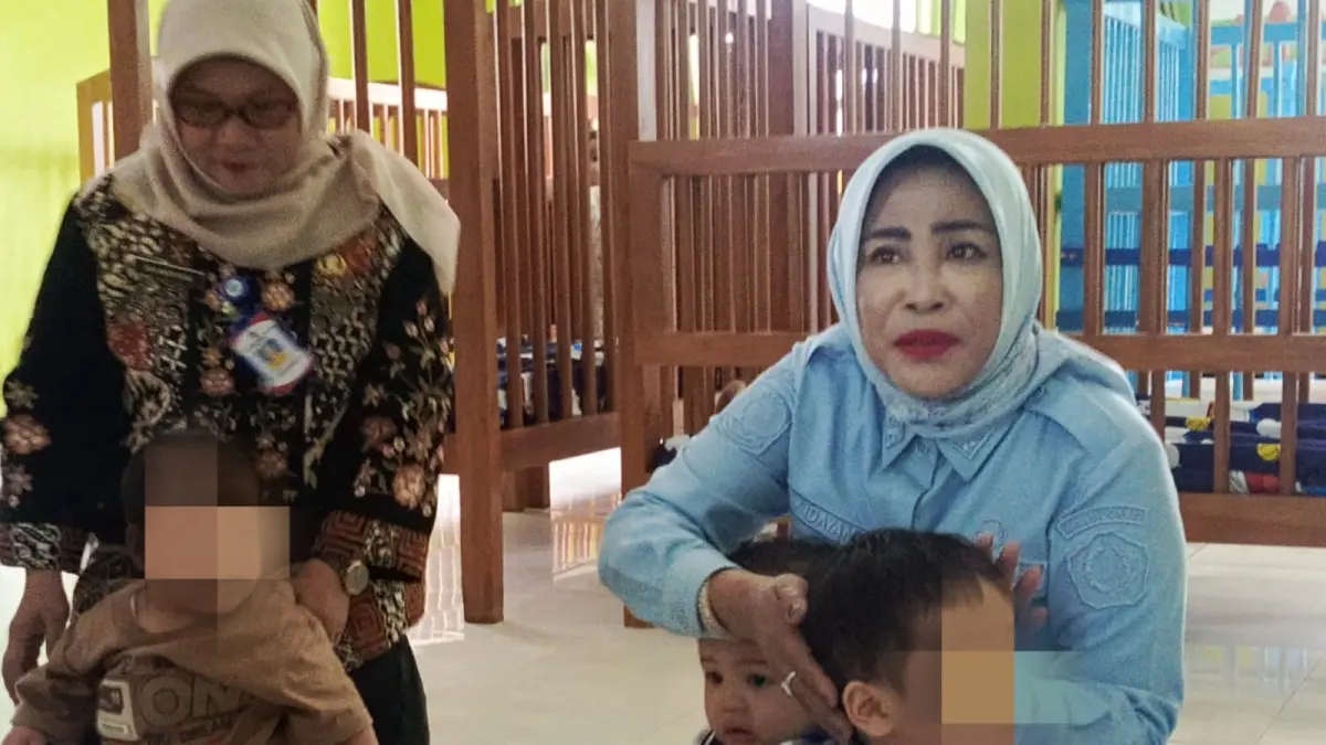 BERMAIN: Wabup Mimik Idayana saat bercengkerama dengan balita di UPT PPSAB.