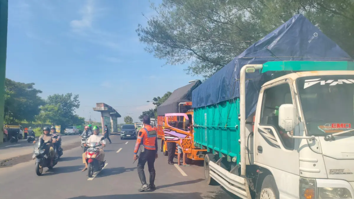 DIHENTIKAN: Petugas Dishub Sidoarjo memeriksa kelengkapan kendaraan di Jalan Raya Porong. (DIKY SANSIRI/RADAR SIDOARJO)