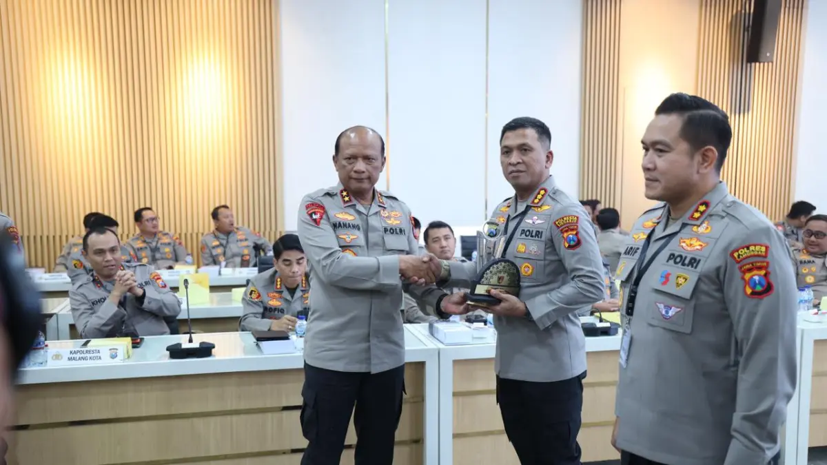 GEMILANG: Kapolresta Sidoarjo Kombes Pol Christian Tobing saat menerima penghargaan dari Kapolda Jatim Irjen Pol Nanang Avianto.&nbsp;