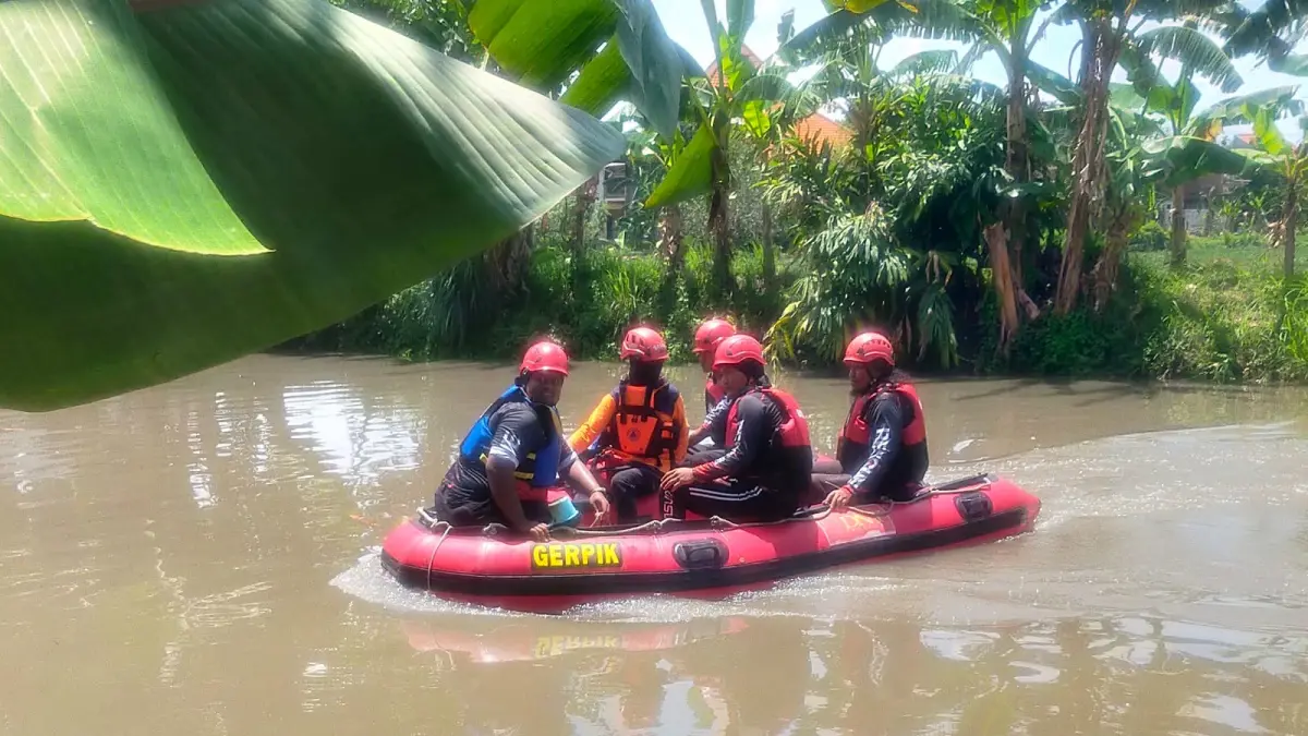 HANYUT: Tim Badan Penanggulangan Bencana Daerah (BPBD) bersama tim SAR gabungan langsung melakukan pencarian balita yang diduga tenggelam di sungai Kalidawir, Tanggulangin. (SURYANTO/RADAR SIDOARJO)