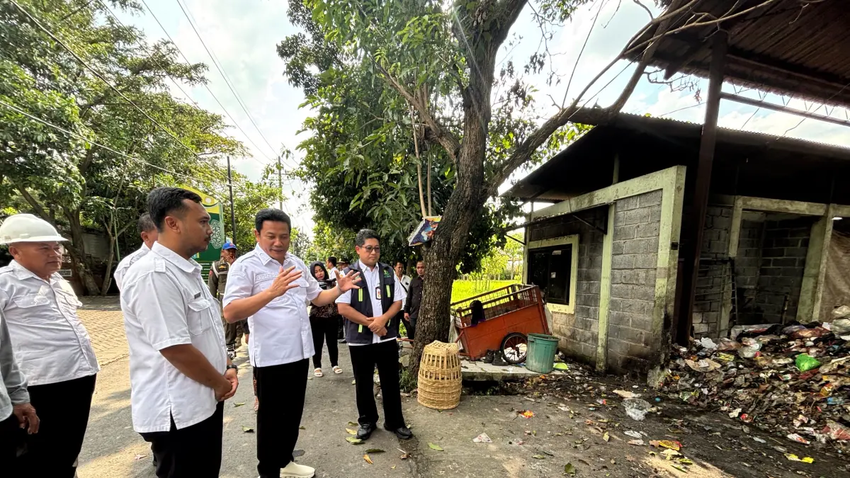 SIDAK: Bupati Sidoarjo Subandi meminta TPST Terungkulon Krian Sidoarjo diperbaiki.
