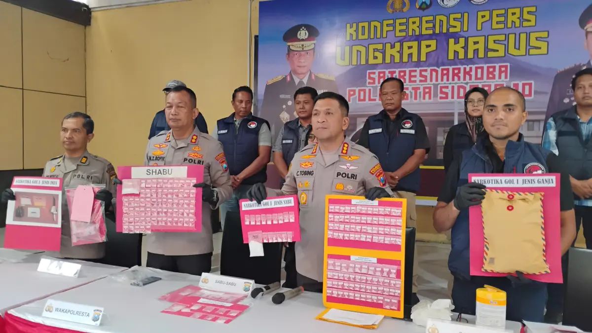 UNGKAP: Kapolresta Sidoarjo Kombes Pol Christian Tobing menunjukkan sejumlah barang bukti narkoba. (SURYANTO/RADAR SIDOARJO)