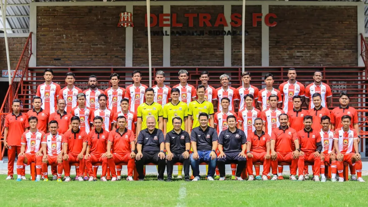 KOMPAK: Manajemen dan tim Deltras Sidoarjo. (Foto Deltras Sidoarjo) &nbsp;