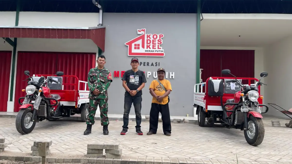 OPERASIONAL: Dua kendaraan roda tiga di Koperasi Desa/Kelurahan Merah Putih (KDMP) Desa Tawangsari, Kecamatan Taman. (DIKY SANSIRI/RADAR SIDOARJO)
