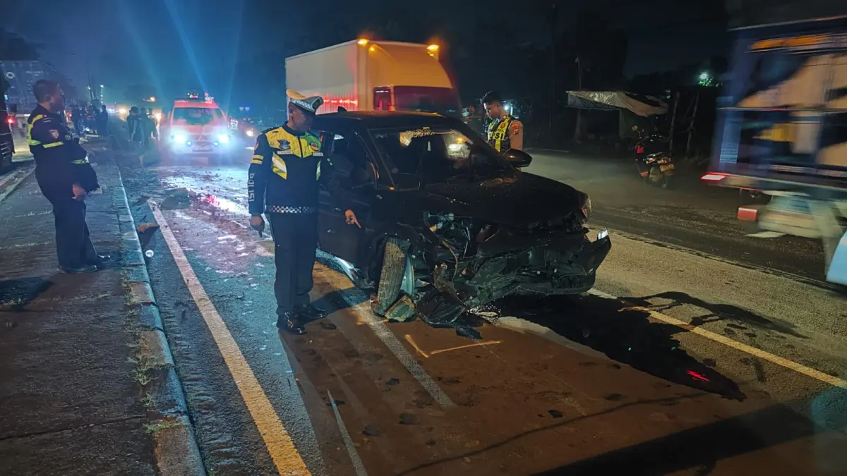 PARAH: Kondisi mobil usai menabrak tiang penerangan jalan umum (PJU).
