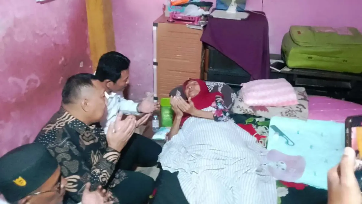 PEDULI: Bupati Sidoarjo Subandi didampingi Wakil Ketua DPRD Warih Andono berkunjung ke pemilik RTLH yang sedang sakit di Desa Kureksari. (DIKY SANSIRI/RADAR SIDOARJO)