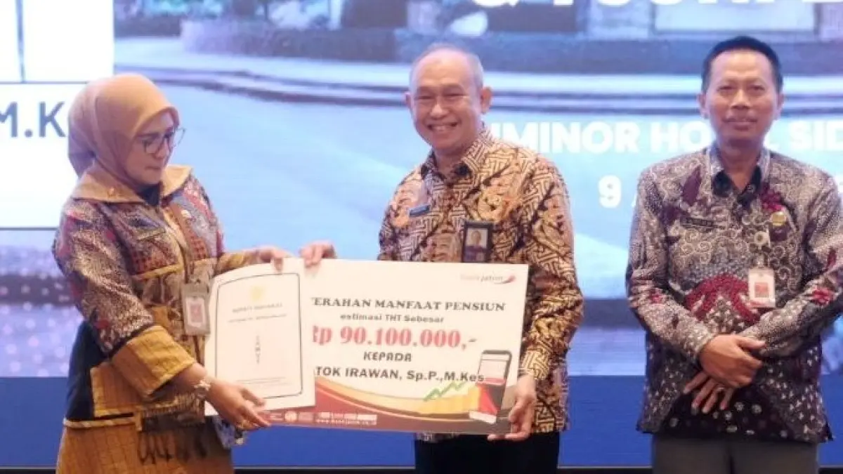 PURNA TUGAS: Kepala Dispendikbud Tirto Adi (kanan) serta Direktur RSUD RT Notopuro Sidoarjo dr Atok Irawan.