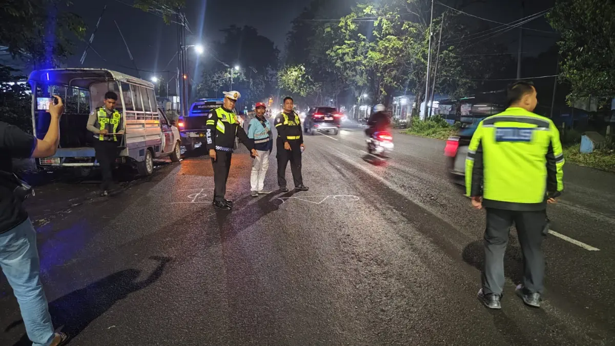 TRAGIS: Kecelakaan lalu lintas di Jalan Raya Ponokawan, Krian, Sidoarjo, tepatnya di depan Warung Tentrem Yuk Pon, Kamis (9/4) malam.