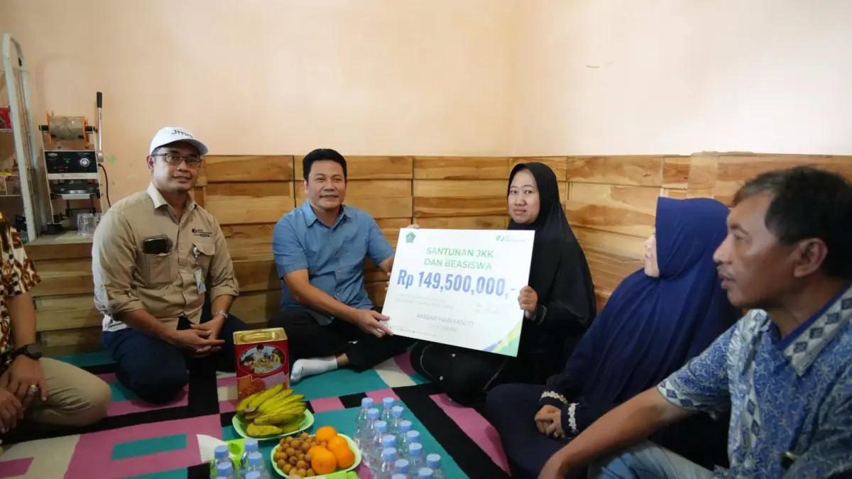PEDULI: Bupati Sidoarjo Subandi serahkan santunan kepada keluarga korban ojol di Desa Pertapan Maduretno, Kecamatan Taman, Sabtu (11/4).