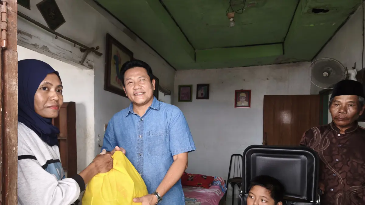 GERAK CEPAT: Bupati Sidoarjo Subandi sidak&nbsp; Rumah Tidak Layak Huni (RTLH) sekaligus menyalurkan bantuan sosial kepada warga di Desa Geluran dan Desa Kalijaten.