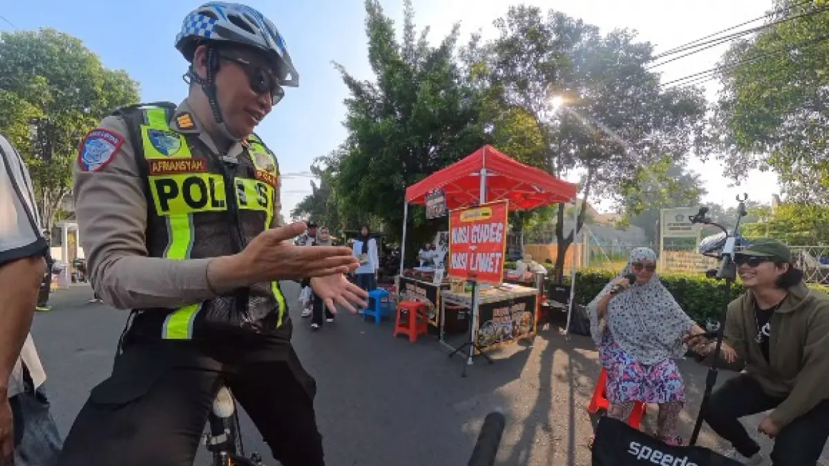 GOWES KAMTIBMAS: Personel Satlantas Polresta Sidoarjo menyapa warga saat CFD di Alun-alun Sidoarjo.