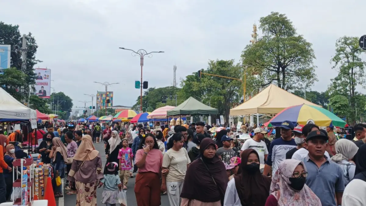 RAMAI: Suasana&nbsp;Car Free Day (CFD) di Alun-alun Sidoarjo setelah sempat libur selama Ramadan dan Idulfitri. (DIKY SANSIRI/RADAR SIDOARJO)