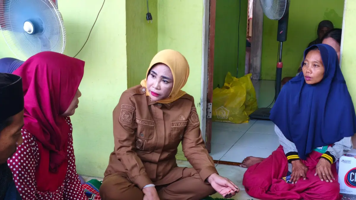 BERDUKA: Wakil Bupati (Wabup) Sidoarjo, Mimik Idayana, saat mengunjungi rumah balita yang meninggal tenggelam di Sungai Kalidawir, Kecamatan Tanggulangin. (DIKY SANSIRI/RADAR SIDOARJO)