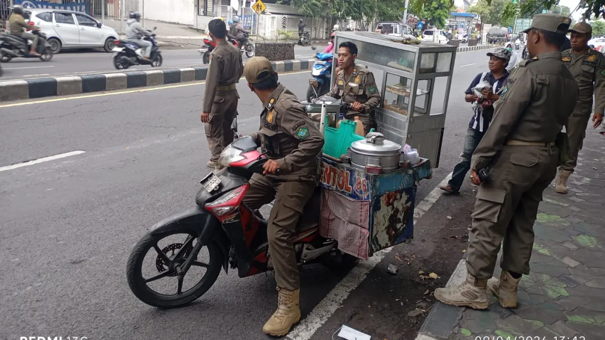 DIANGKUT: Personel Satpol PP Sidoarjo saat patroli cipta kondisi di jalan protokol Sidoarjo.&nbsp;