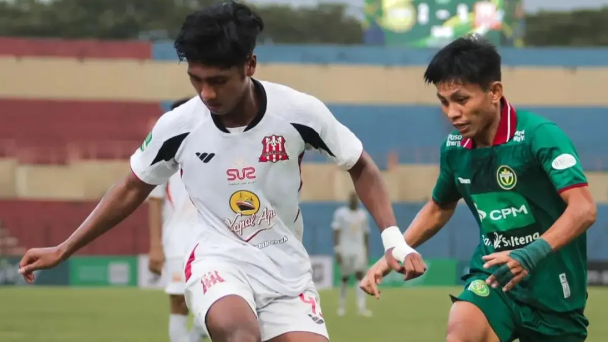 MENANG: Pemain Deltras Sidoarjo (kiri) saat melawan Persipal Palu, Minggu (12/4). (Foto Deltras Sidoarjo)