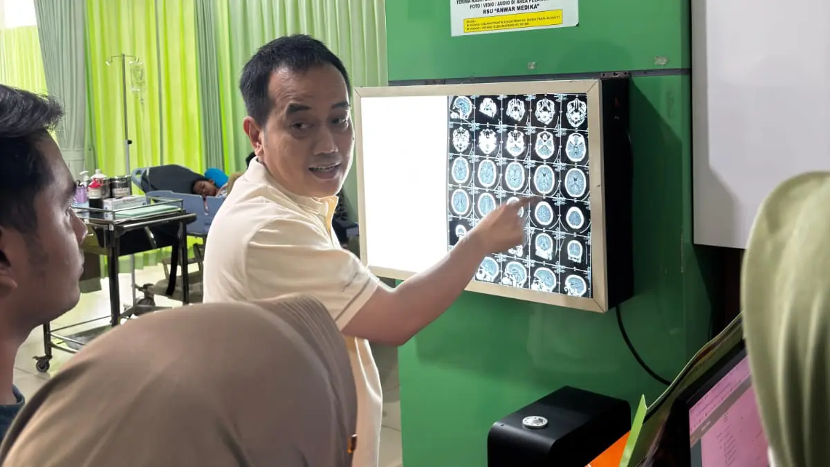 PENGETAHUAN: Dokter spesialis saraf Subspesialis Neurokritikal dan Intensif RSU Anwar Medika Sidoarjo, Dr. dr. Abdullah Machin, Sp.N, Subsp. NKI(K), menjelaskan soal penanganan stroke.