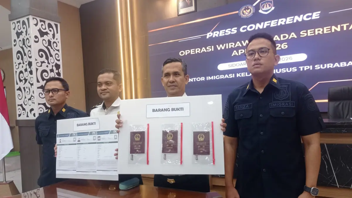 TEGAS: Kepala Kantor Imigrasi Kelas I Khusus TPI Surabaya, Agus Winarto (dua dari kanan) menunjukkan sejumlah bukti dokumen.