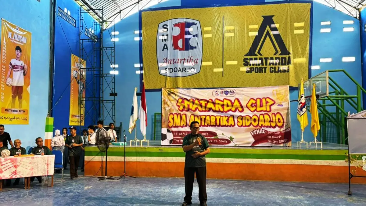 INOVATIF: Kepala SMA Antartika Sidoarjo Mudjaini Achmad, S.Pd., M.Pd.. saat sambutan opening pembukaan SMATARDA Cup 2026 di Sport center SMA Antartika Sidoarjo.