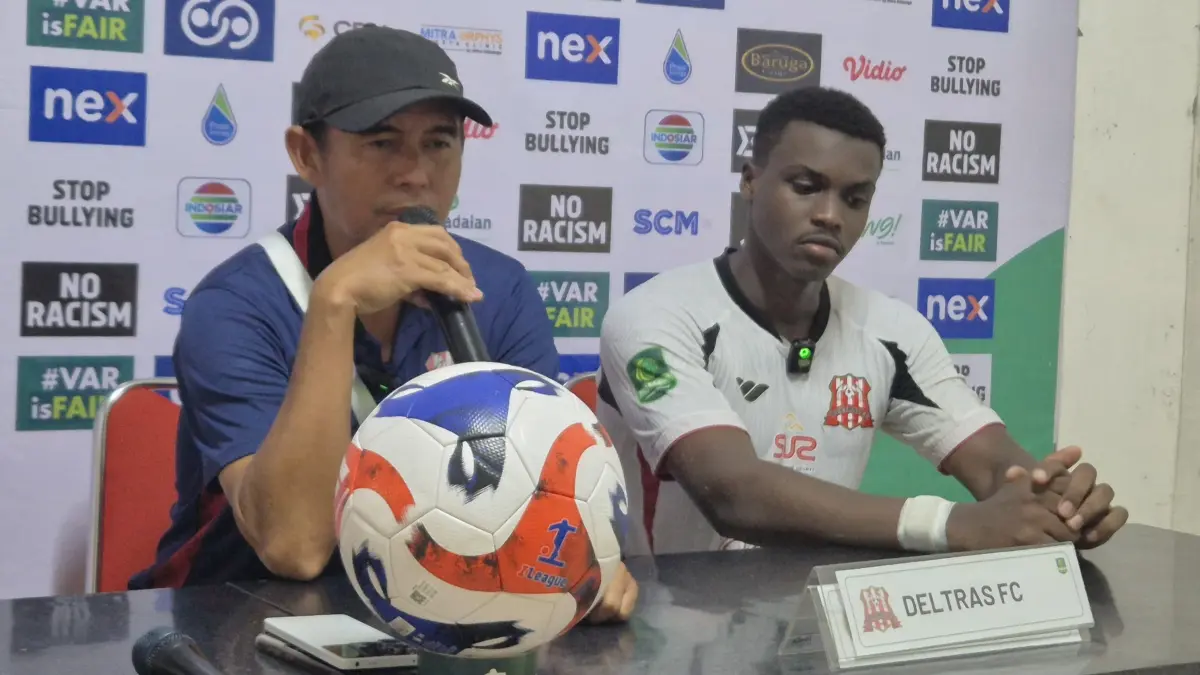 KEMBALI MENANG: Pelatih Deltras FC Nurul Huda dan Pemain Deltras FC Meshaal Hamzah Bashier Osman.