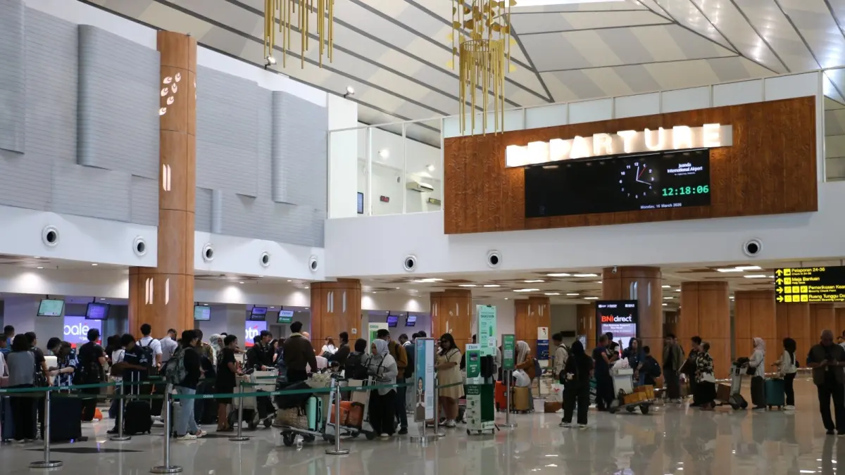 MELONJAK: Sejumlah calon penumpang memadati area keberangkatan di Bandara Juanda, Sidoarjo.&nbsp;