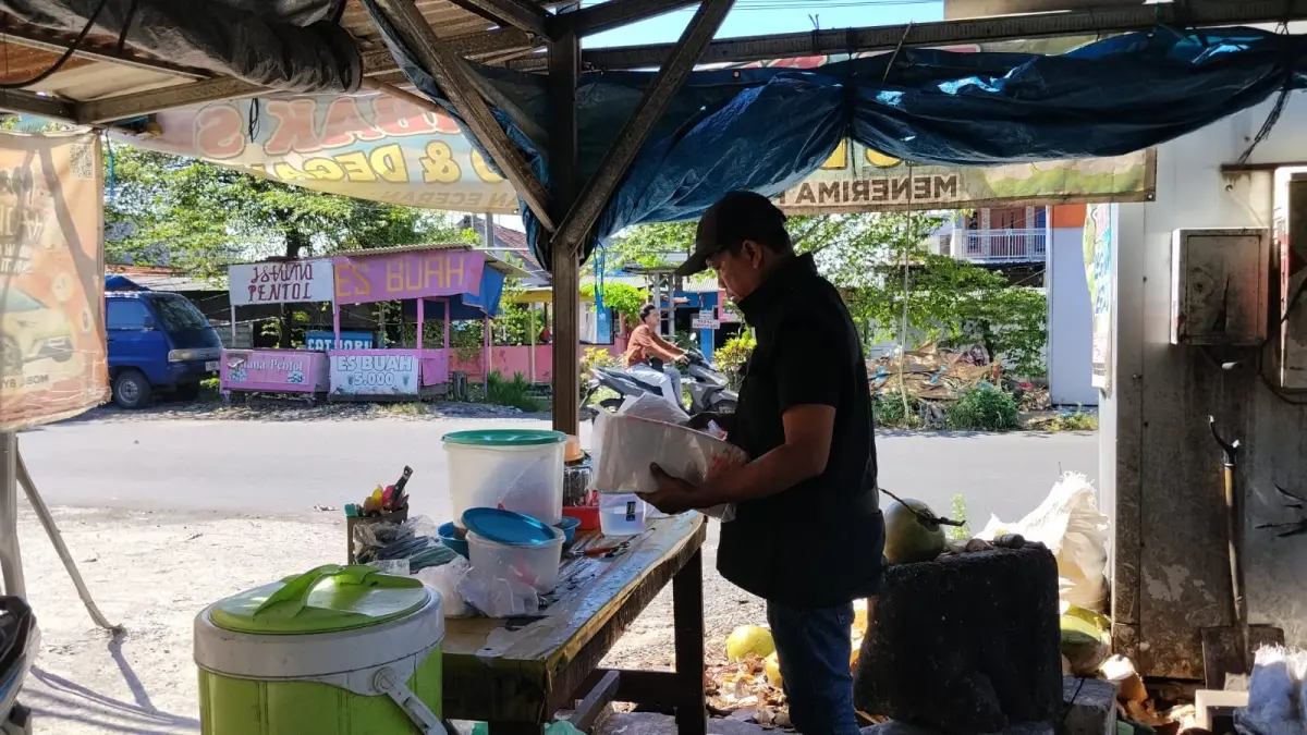 MENGELUH: Pedagang es degan di Jalan Raya Betro, Kecamatan Sedati, Sidoarjo. (DIKY SANSIRI/RADAR SIDOARJO)