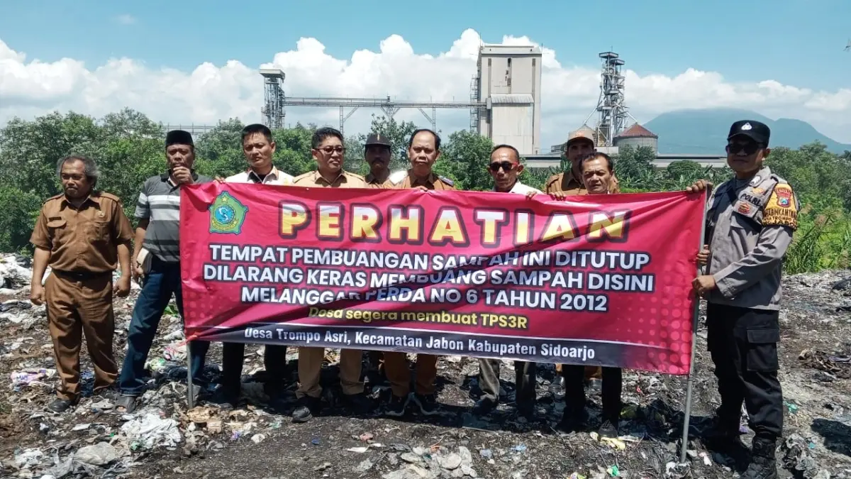 MERUSAK LINGKUNGAN: DLHK Sidoarjo melakukan inspeksi mendadak ke lokasi pembuangan sampah yang dikategorikan sebagai tempat pemrosesan akhir liar di Desa Trompoasri, Selasa (14/4).
