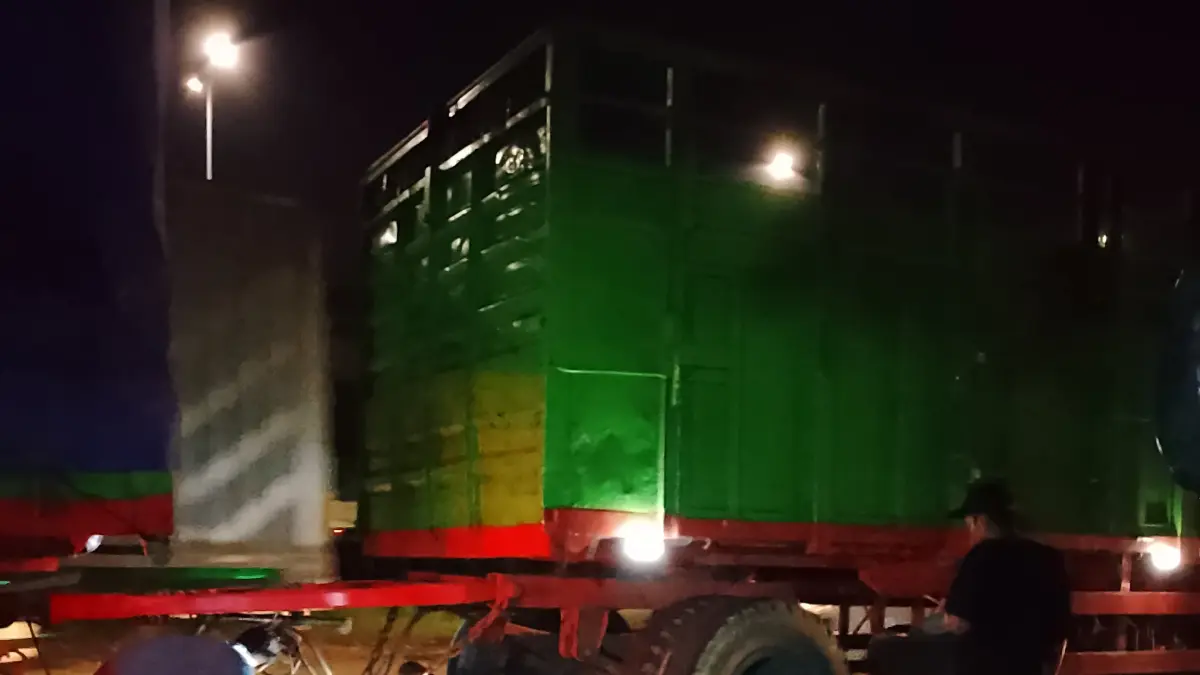 NAHAS: Warga hendak membantu mengevakuasi jenazah korban kecelakaan di Jalan Arteri Porong, Sidoarjo.