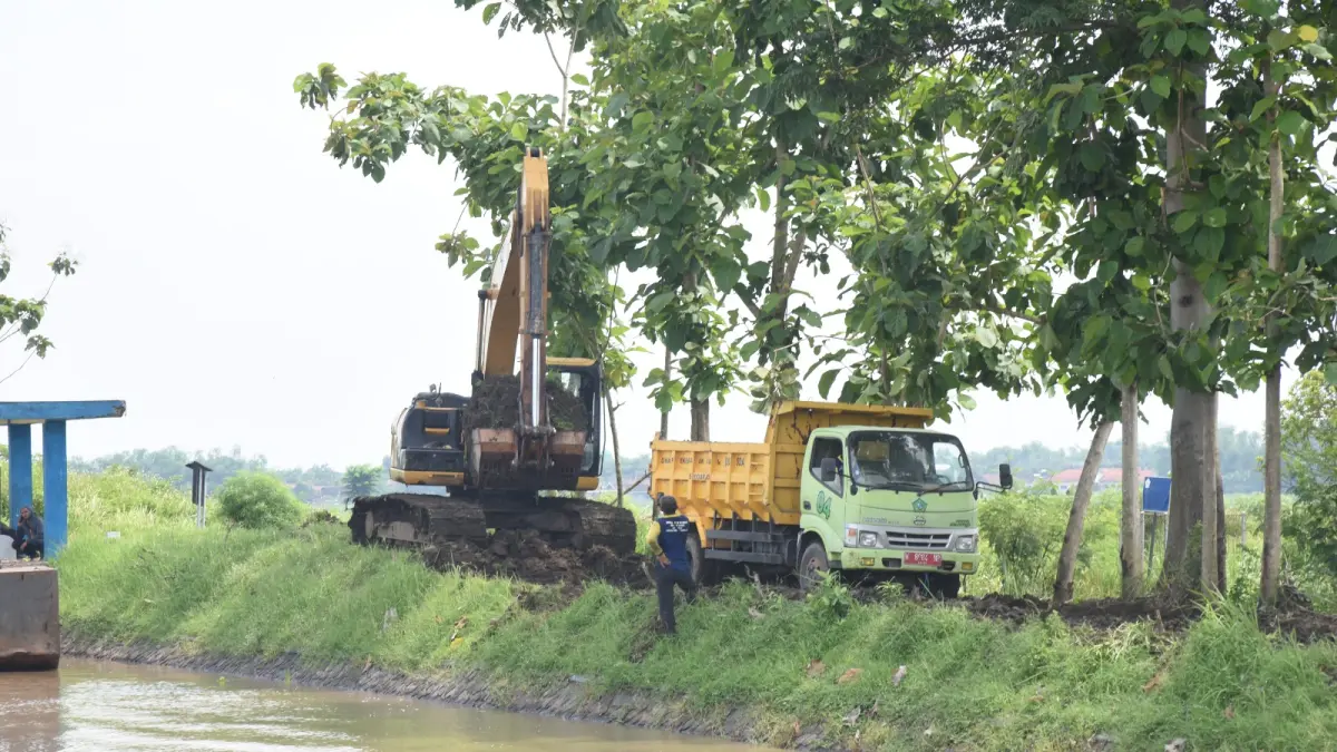 PEMBERSIHAN: Normalisasi sungai di kawasan Sidoarjo terus dilakukan.