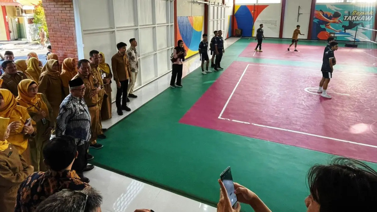 ATLET: Menteri Pendidikan Dasar dan Menengah (Mendikdasmen) RI Abdul Mu’ti (batik biru) saat meninjau gedung sepak takraw SMANOR Sidoarjo. (DIKY SANSIRI/RADAR SIDOARJO)