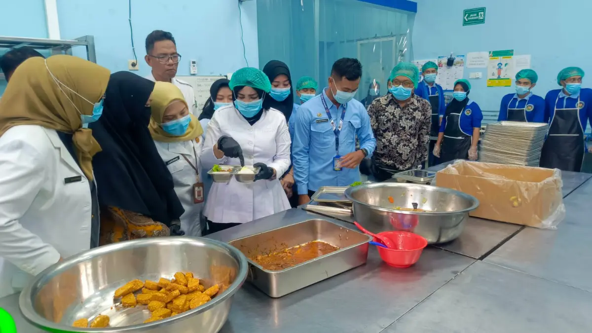 KOMITMEN: Wabup Sidoarjo Mimik Idayana (empat dari kiri) saat sidak Satuan Pelayanan Pemenuhan Gizi (SPPG) di Tarik. (DIKY SANSIRI/RADAR SIDOARJO)