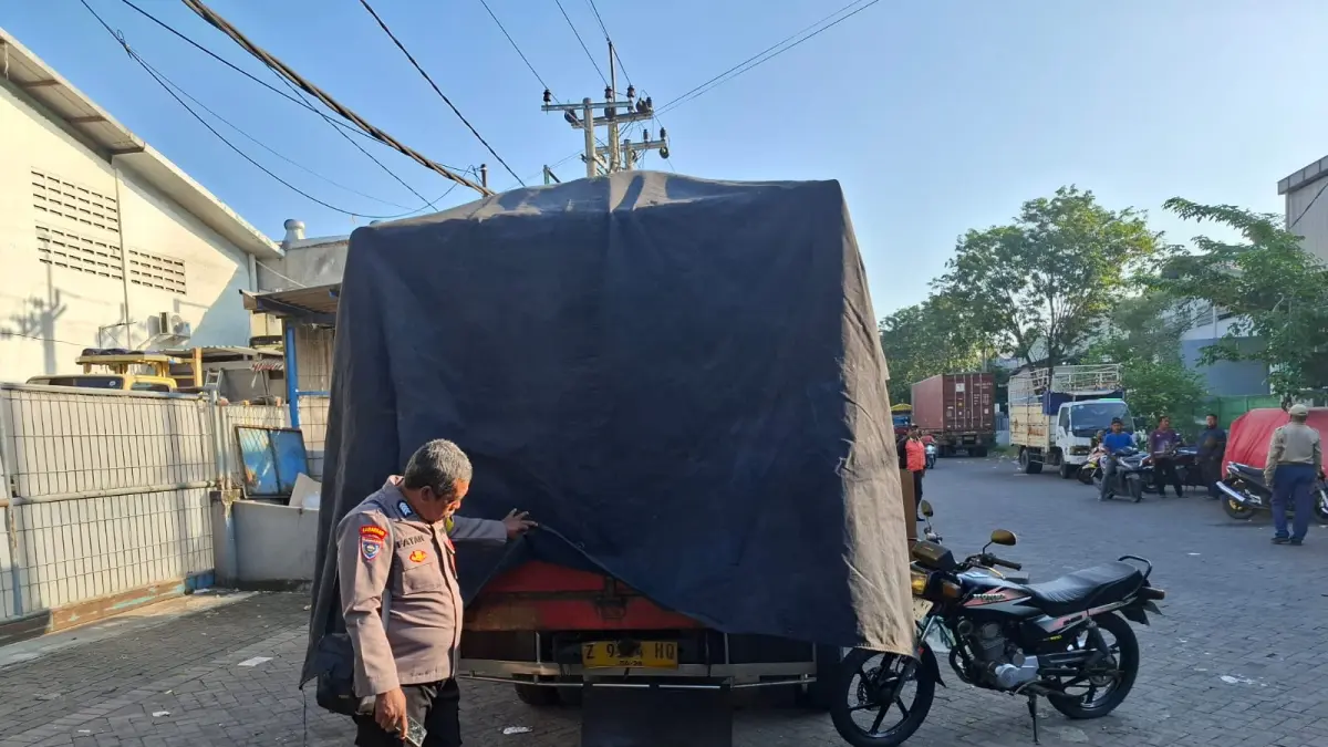 PARKIR: Truk yang disopiri korban di area Pergudangan Sinar, Desa Gemurung, Kecamatan Gedangan.