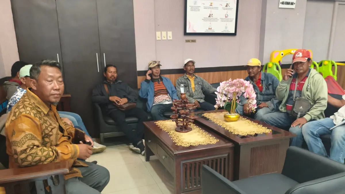 PEMERIKSAAN: Pelapor dugaan alih fungsi TKD Damarsi Alsuwair menghadiri panggilan Kejari Sidoarjo bersama sejumlah saksi yang dibawa.&nbsp;