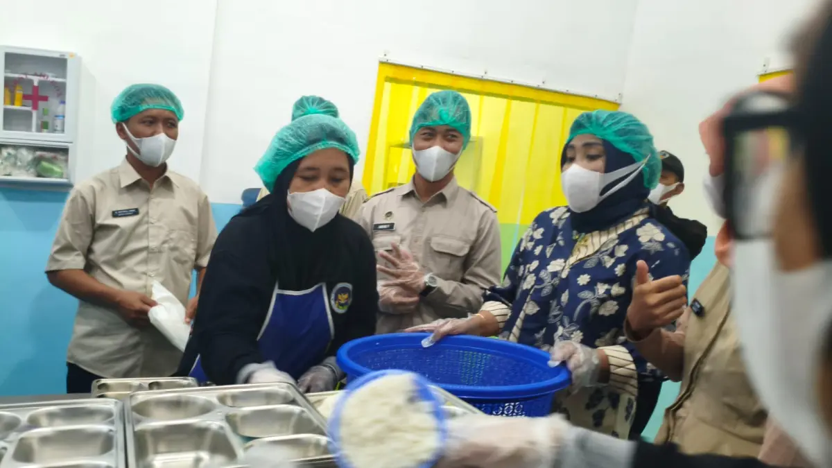 BEROPERASI: Wabup Sidoarjo Mimik Idayana (kanan) saat melakukan pengecekan di dapur SPPG Desa Prasung, Kecamatan Buduran, Kamis (16/4). (DIKY SANSIRI/RADAR SIDOARJO)