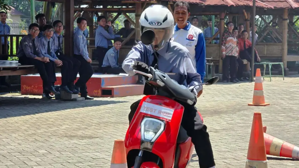 BIAR AMAN: Sejumlah santri mengikuti simulasi pengurusan SIM saat edukasi.