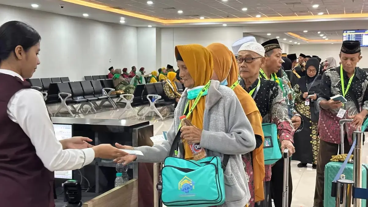 IBADAH: Calon Jamaah Haji di Bandara Internasional Juanda Sidoarjo.