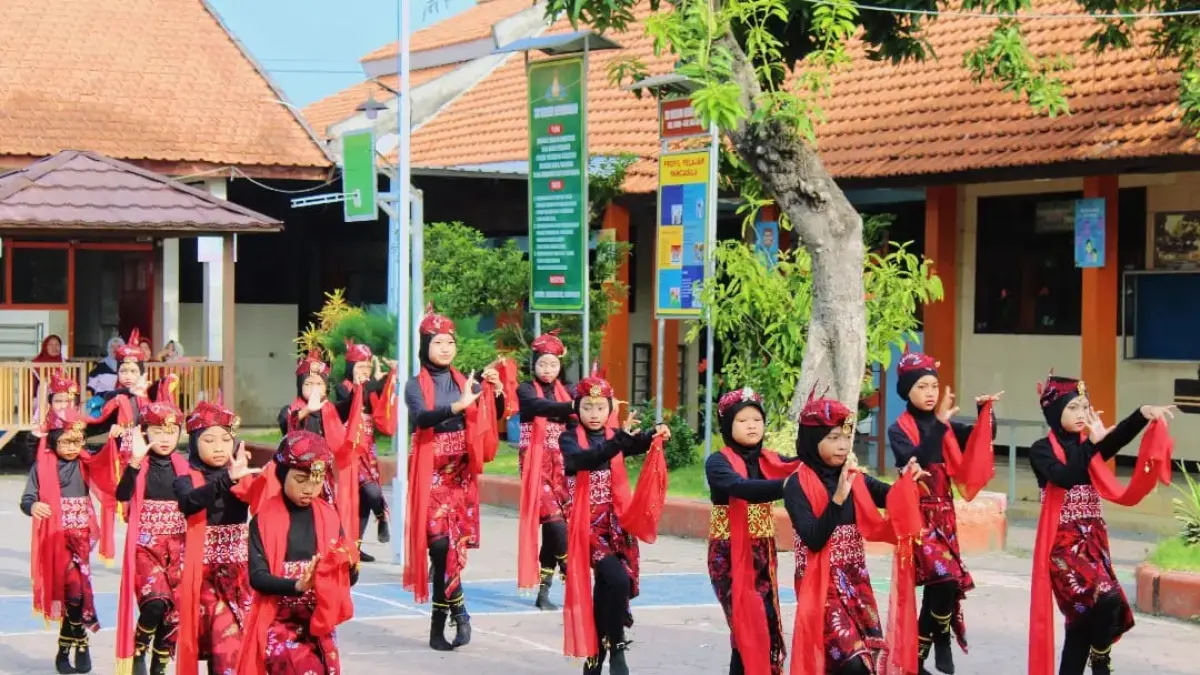 BERBAKAT: Seni tari di SDN Sidoarjo.