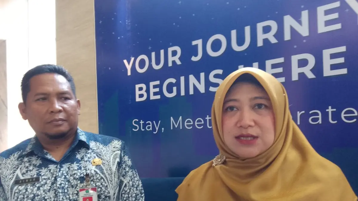 
INOVATIF: Direktur Utama BPR Delta Artha Perseroda Sofia Nurkrisnajati Atmaja (kanan) bersama Plh Sekretaris Daerah Kabupaten Sidoarjo M Ainur Rahman. (DIKY SANSIRI/RADAR SIDOARJO)