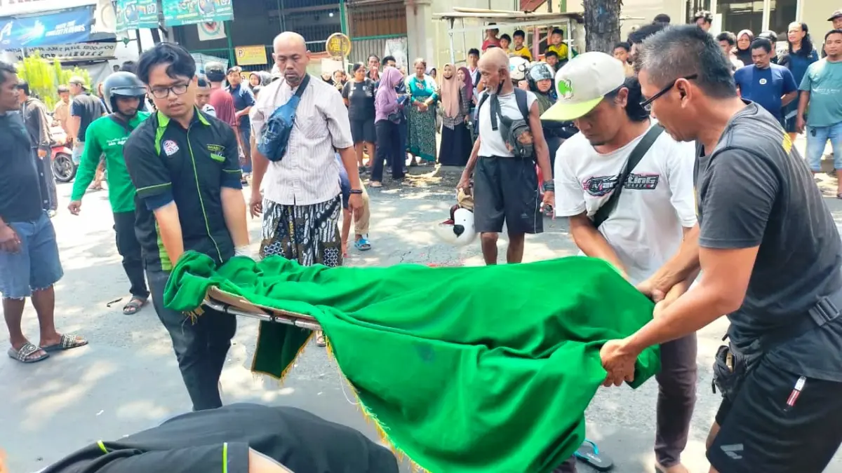 NAHAS: Warga dan petugas berusaha mengevakuasi jenazah AM yang meninggal akibat kecelakaan lalu lintas di Jalan Brigjen Katamso, Waru, Sidoarjo. (SURYANTO/RADAR SIDOARJO)