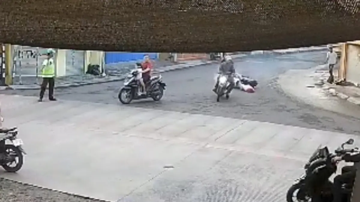 TEREKAM CCTV: Terduga pelaku saat menjambret korban hingga terjatuh.