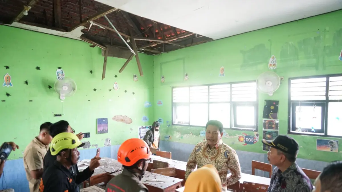 SIDAK: Bupati Sidoarjo Subandi, meninjau langsung kondisi SDN 1 Sidokepung, Buduran, pada Sabtu (18/4/2026).