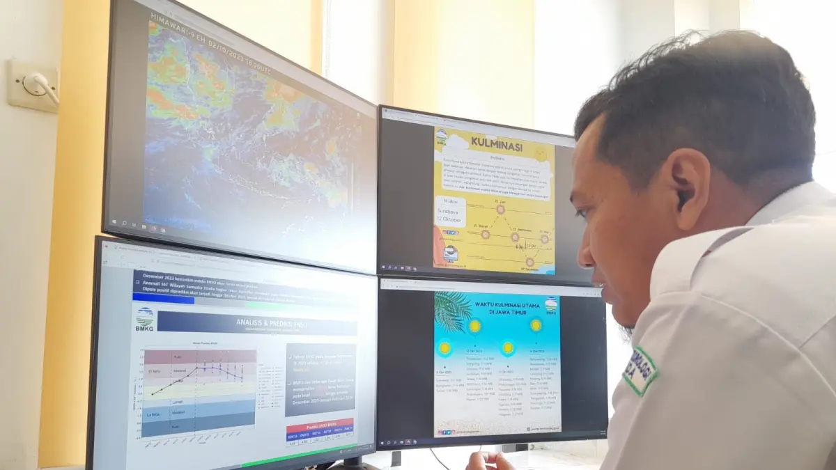 WASPADA: Prakirawan cuaca BMKG Juanda Sidoarjo saat memantau kondisi cuaca. (DOK/RADAR SIDOARJO)