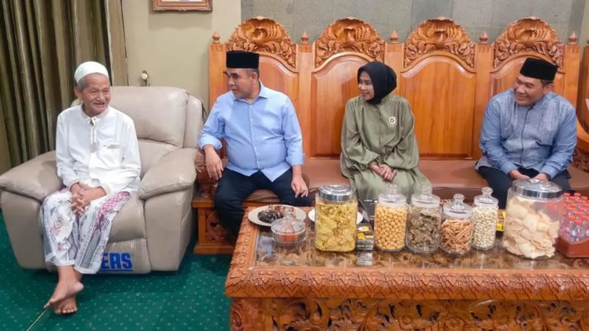SILATURAHMI: Ketua MPR Ahmad Muzani (dua dari kiri) sowan Gus Ali didampingi Wabup Mimik Idayana (dua dari kanan) dan anggota DPR Ri Bambang Haryo Soekartono (kanan).