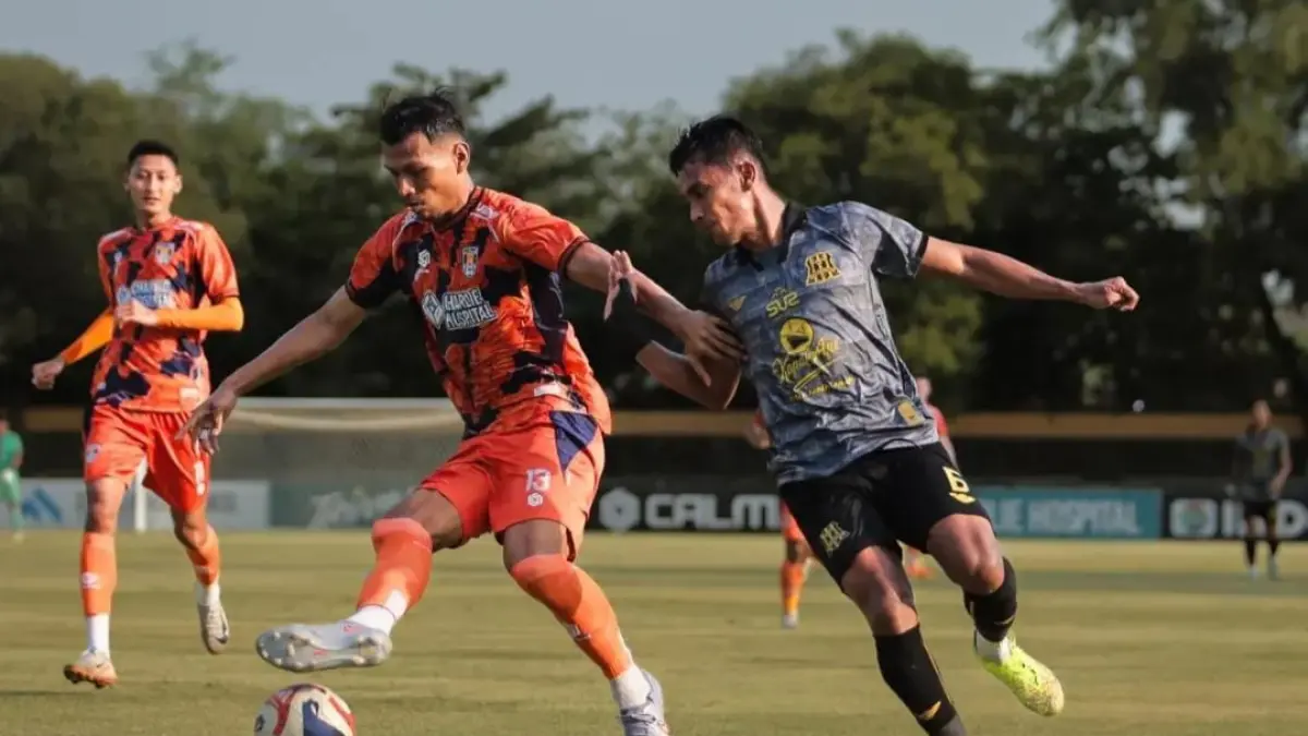 TAKLUK: Pemain Deltras FC Sidoarjo (kanan) saat menghadapi Kendal Tornado FC di Stadion Sriwedari, Solo, Jawa Tengah, Minggu (19/4) sore. (Foto istimewa)