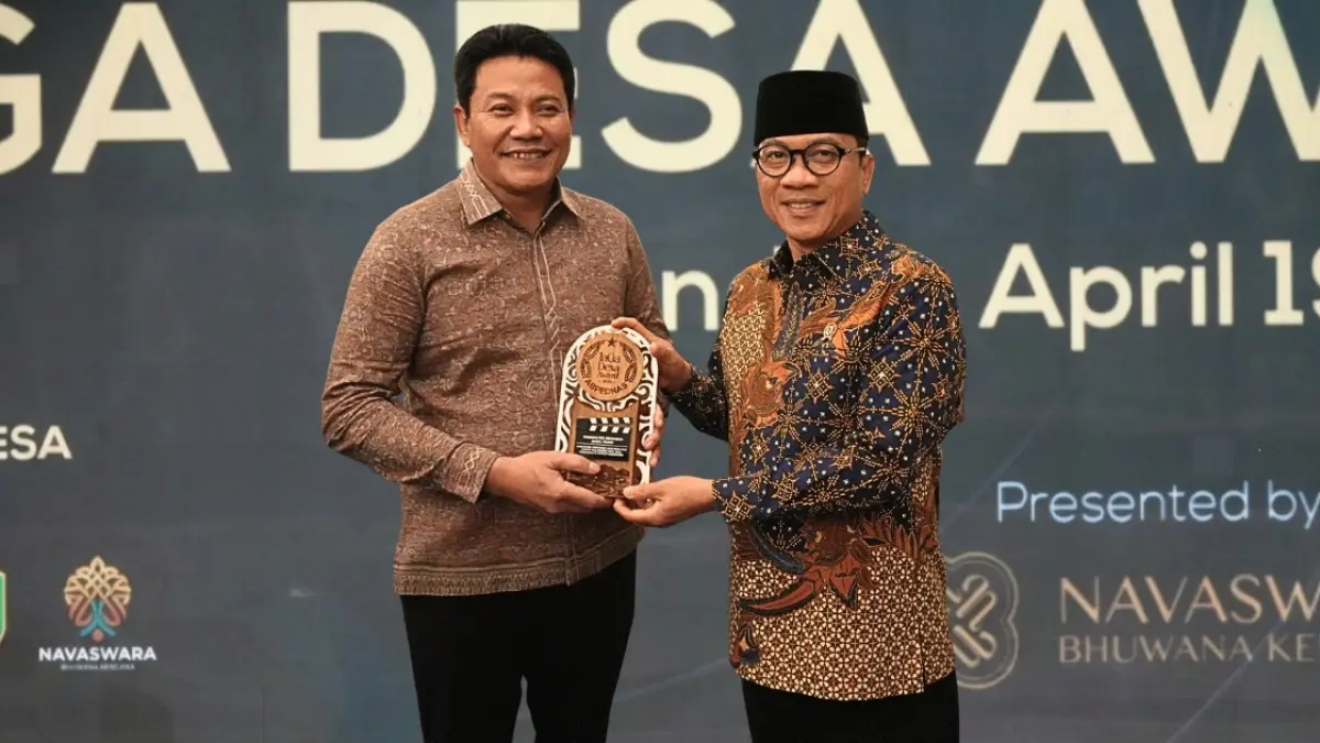 MEMBANGGAKAN: Bupati Sidoarjo Subandi (kiri) saat menerima penghargaan Jaga Desa Award 2026.&nbsp;