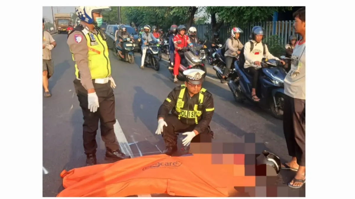 NAHAS: Polisi memeriksa lokasi kecelakaan lalu lintas di Jalan Raya Kletek, Taman, Sidoarjo.&nbsp;