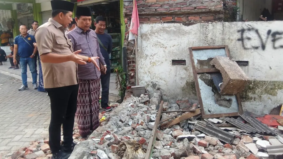 POLEMIK: Anggota Komisi C DPRD Sidoarjo, Muh Zakaria Dimas Pratama (kiri) saat di lokasi pembongkaran makam. (DIKY SANSIRI/RADAR SIDOARJO)
