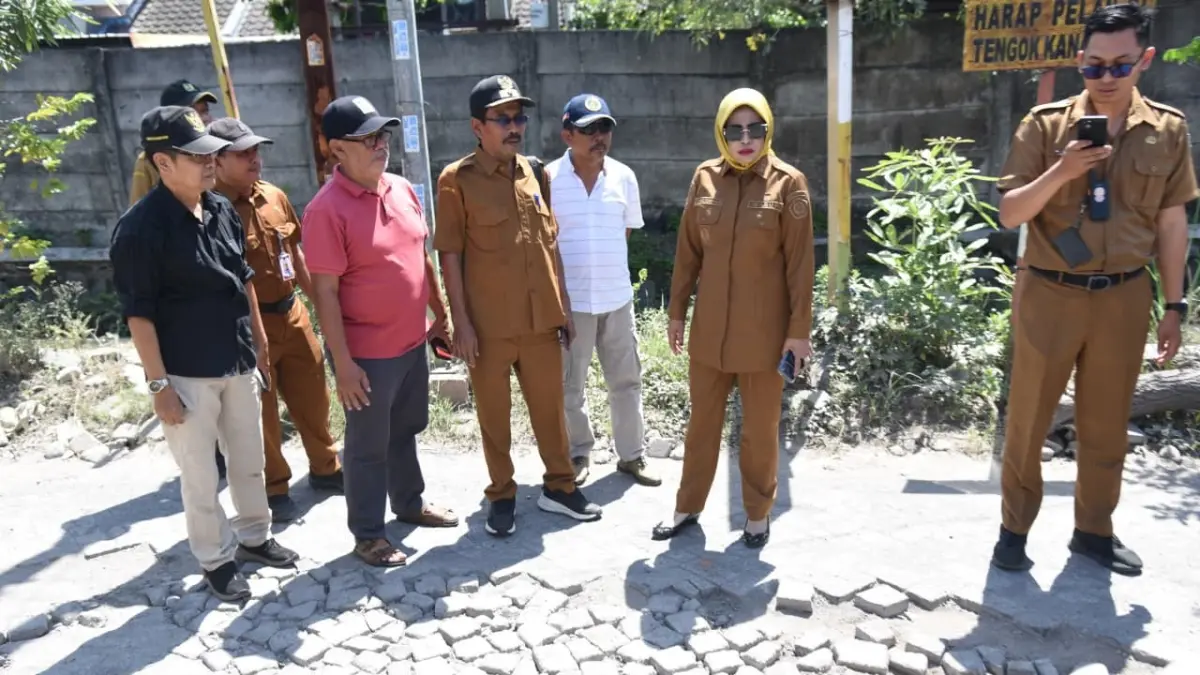 RUSAK: Wakil Bupati Sidoarjo Mimik Idayana meninjau kondisi jalan rusak di Desa Bohar, Kecamatan Taman.