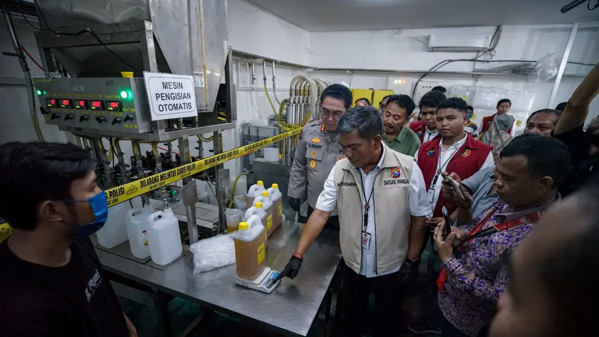 CEK: Dirreskrimsus Polda Jatim, Kombes Pol Roy Hutton Marulamrata Sihombing, saat mengecek berat MinyaKita ilegal di Sidoarjo.(IST/RADAR SIDOARJO)