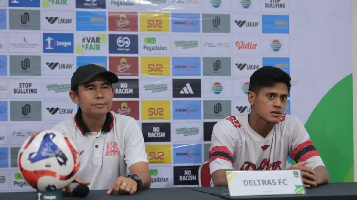 KALAH: Pelatih Deltras Nurul Huda (kiri) bersama pemain Januarius Meka.